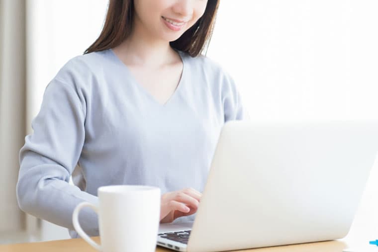 ノートパソコンを使っている女性
